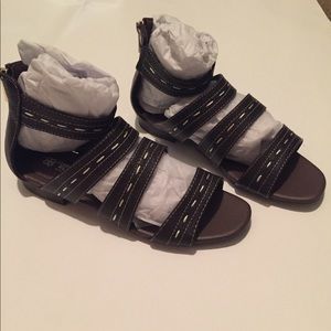 Dark brown cushion to walk sandals